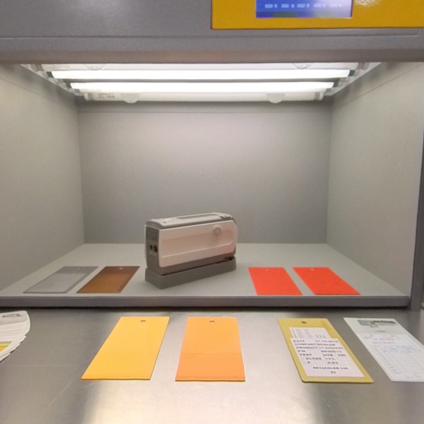 Light cabin and spectrophotometer for color measurement