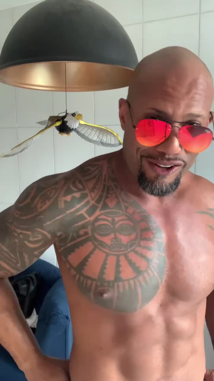 Peça 1 vídeo personalizado de The Rock Brasileiro-  vídeos  personalizados para FÃS e EMPRESAS