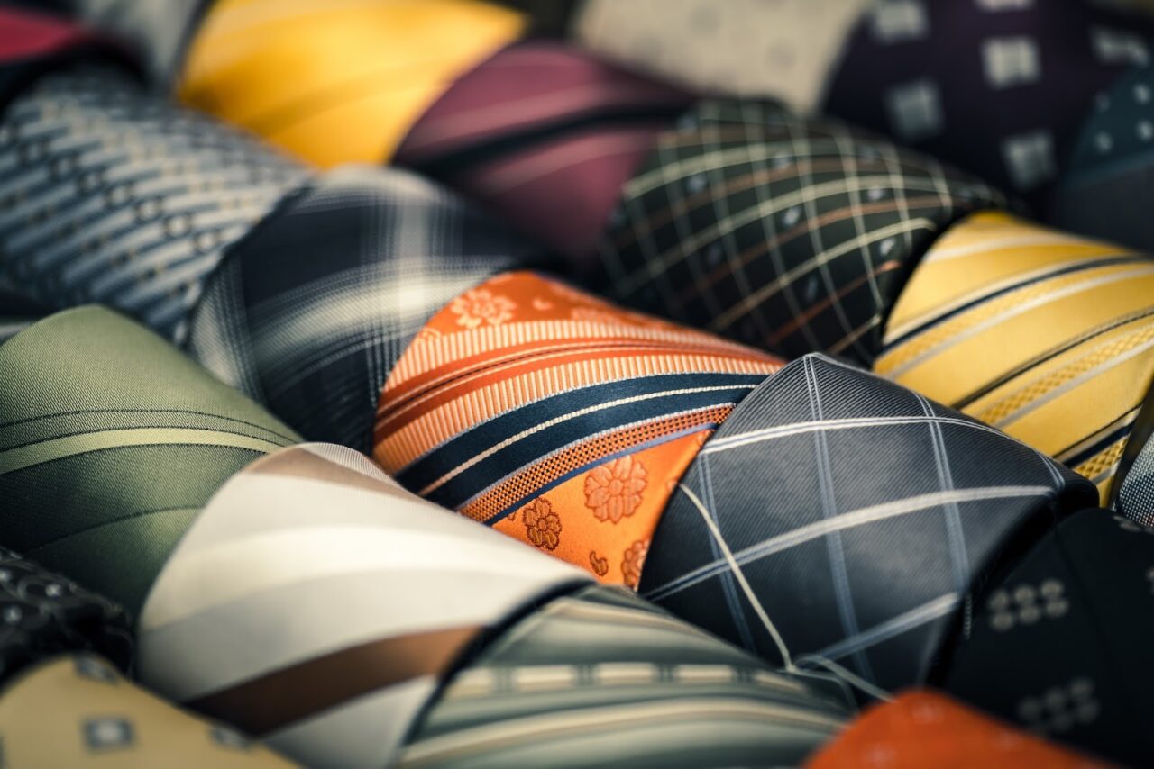 ネクタイの収納方法はどうしよう？保管方法やシワにならないおすすめの方法についても解説 – オーダースーツSADAのアイキャッチ画像