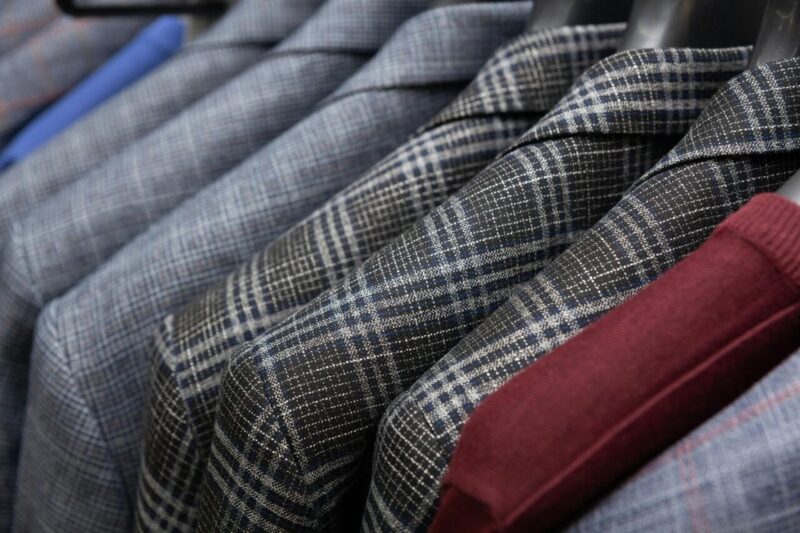 社会人はスーツを何着持っていれば十分？必要な目安を紹介のアイキャッチ画像