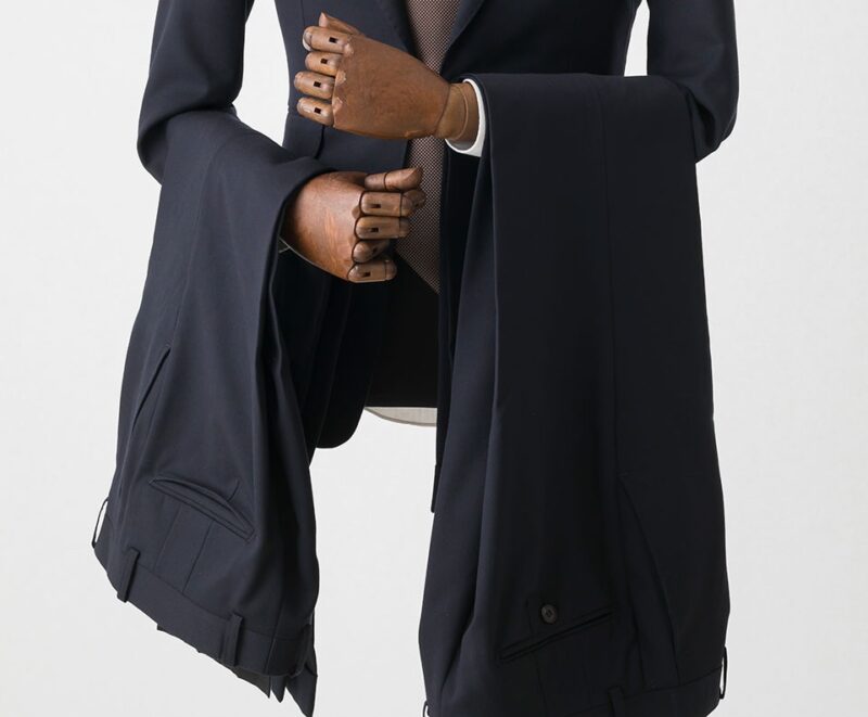 スーツのタックのメリットとは？パンツを選ぶときに重要な種類と選ぶポイントを紹介のアイキャッチ画像