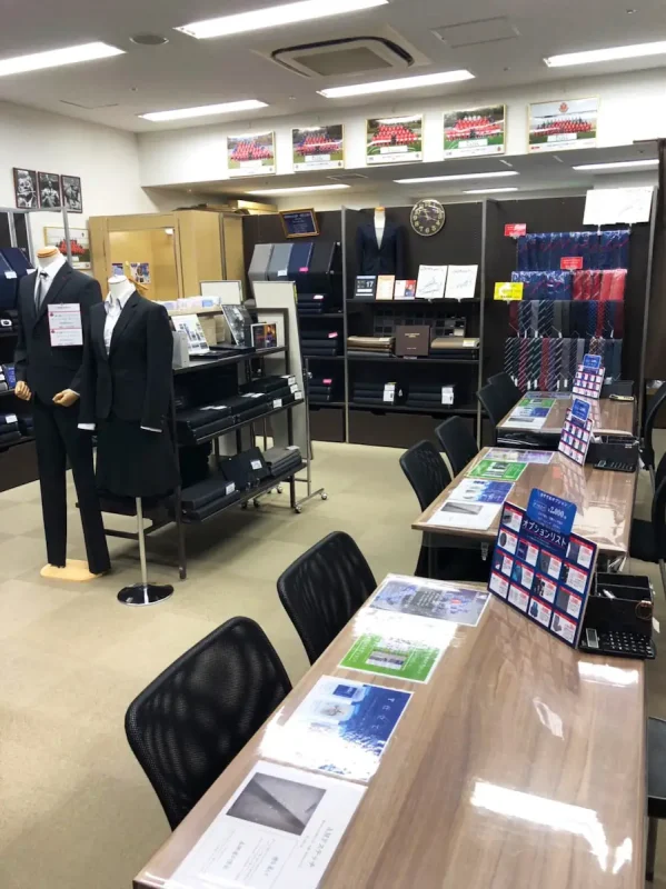 名古屋・栄の路面店。名古屋グランパスを応援するオフィシャル店舗。スーツのことならお任せください。の写真