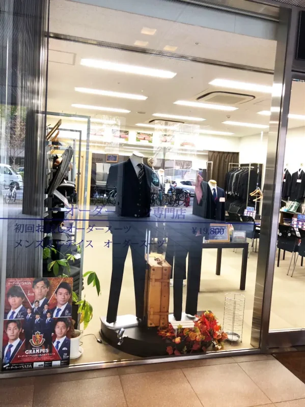 名古屋・栄の路面店。名古屋グランパスを応援するオフィシャル店舗。スーツのことならお任せください。の写真