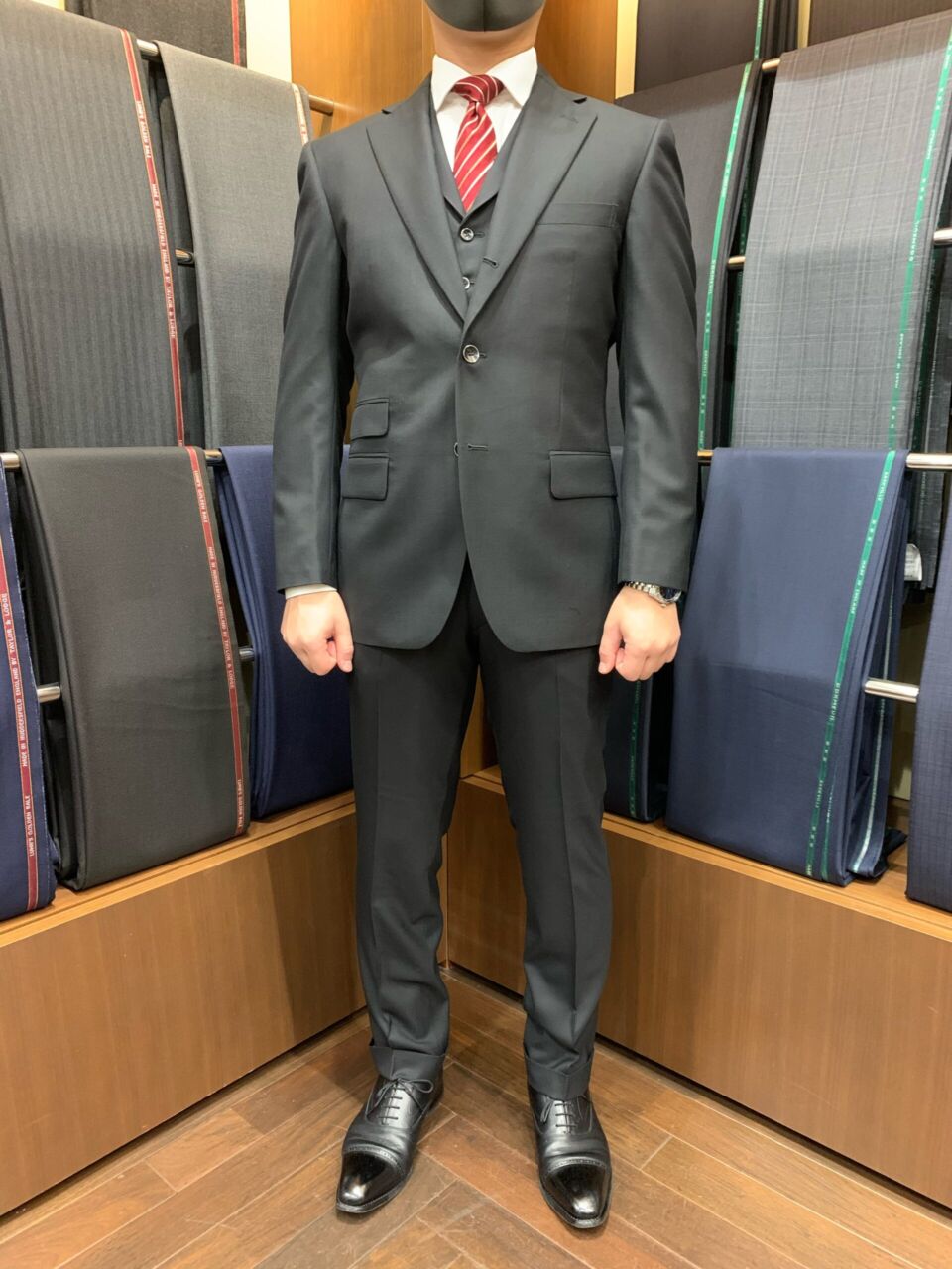 SUPER100'S素材で光沢感を出したベスト付きの一着-東京駅新 SUPER100'S素材で光沢感を出したベスト付きの一着-東京駅新