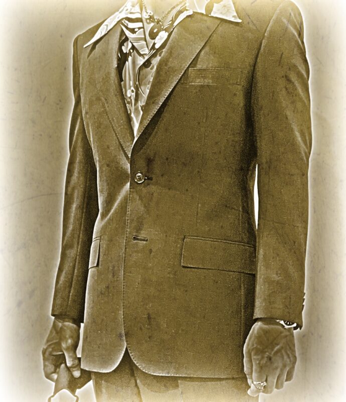390 ノッチドラペルで流行のモノトーンスーツの一着のアイキャッチ画像