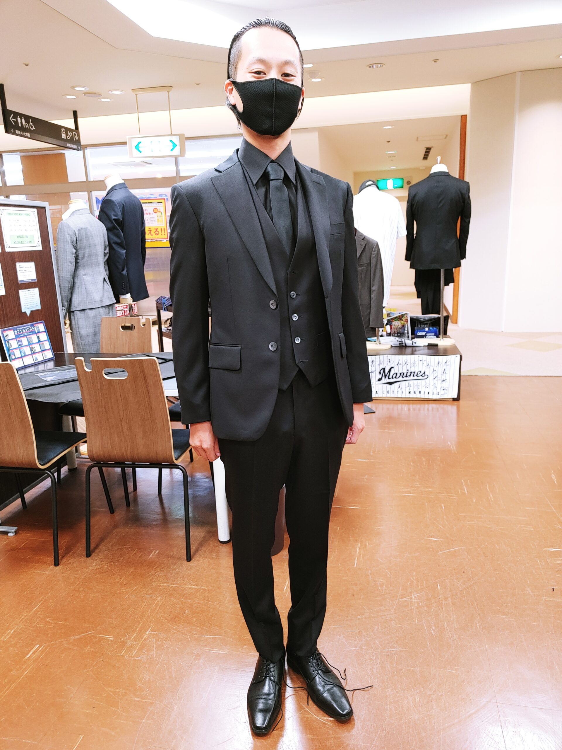 プライベートでも活躍する光沢感ある黒スーツ-プレナ幕張店スーツ