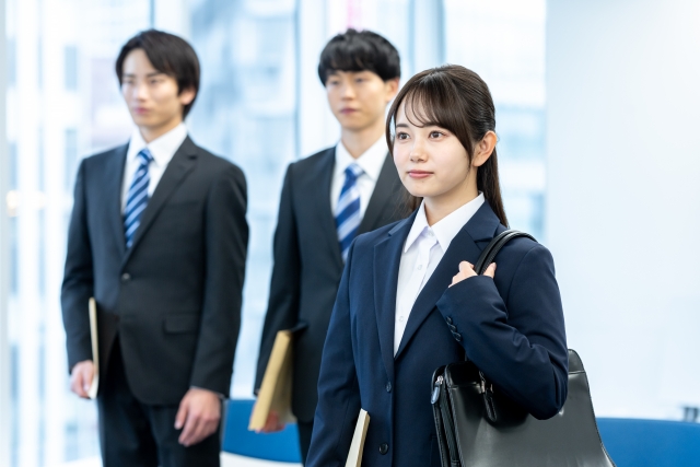 入学式にリクルートスーツを着ていくのはアリなのか