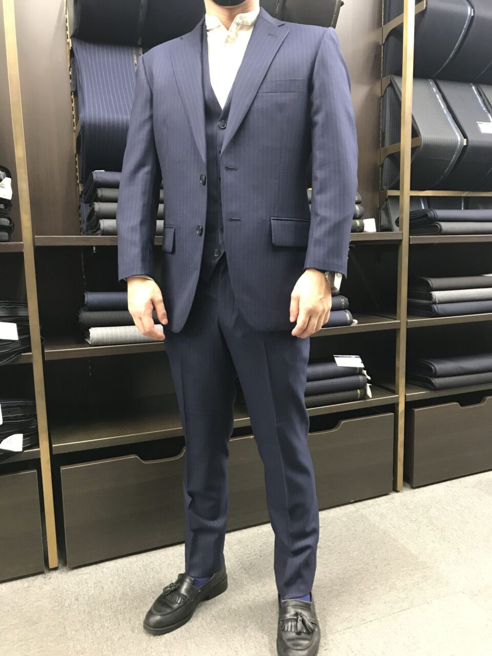 ネイビーストライプのオシャレなスリーピース-横浜店スーツ ネイビーストライプのオシャレなスリーピース-横浜店スーツ