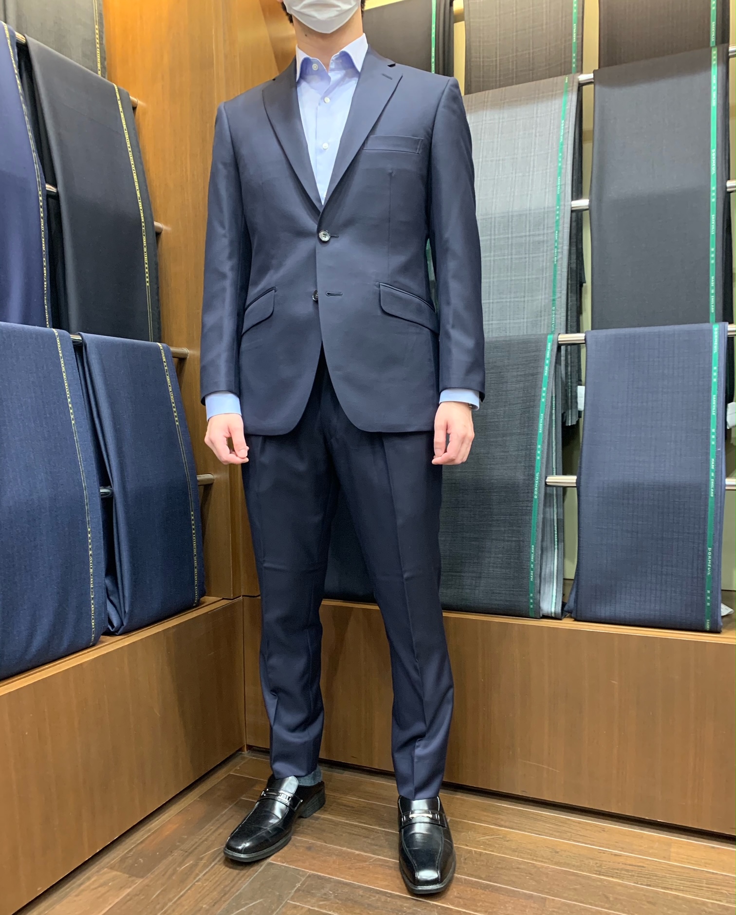 イタリー製のカノニコ生地の高級感ある紺色スーツ-東京駅新丸ビル 