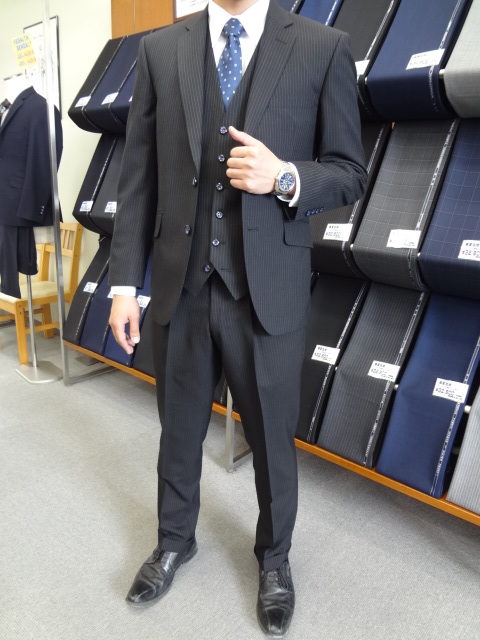 スーツにベストを追加しかっちりとした印象に-仙台泉店スーツ 