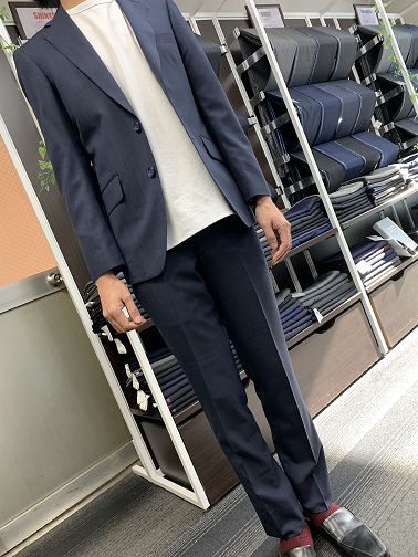 細身で軽やかなブルースーツのアイキャッチ画像