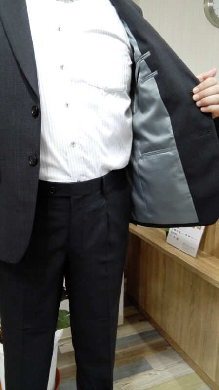 細かい柄で独特な立体感を演出する1着にのアイキャッチ画像