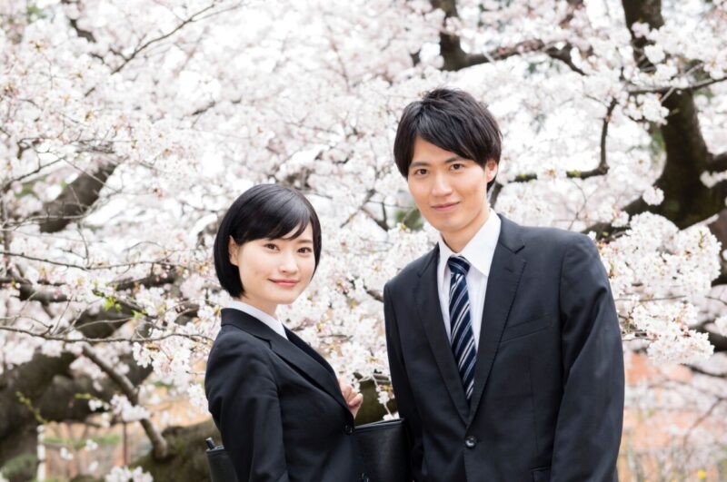 【2026最新】大学入学式の女子スーツ選び方！新大学生におすすめのおしゃれな服装ガイドのアイキャッチ画像