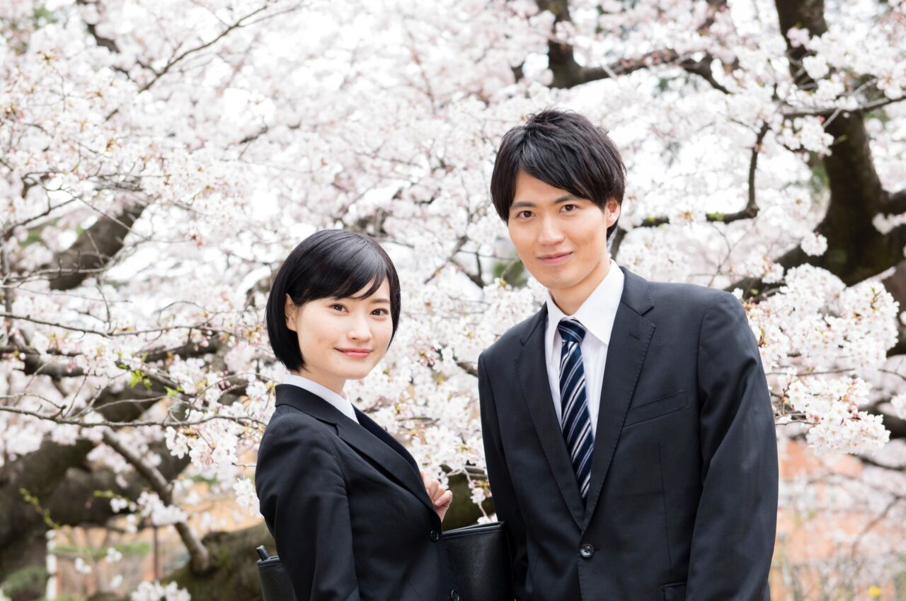 新大学生必見！入学式スーツの選び方完全ガイド〜着こなしから小物まで〜のアイキャッチ画像