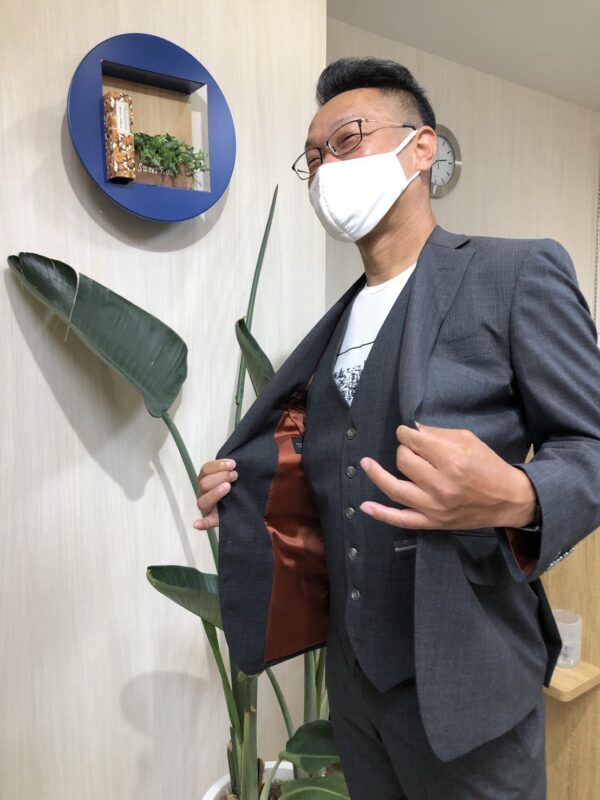 本切羽袖釦をあしらったタイトめな1着にのアイキャッチ画像