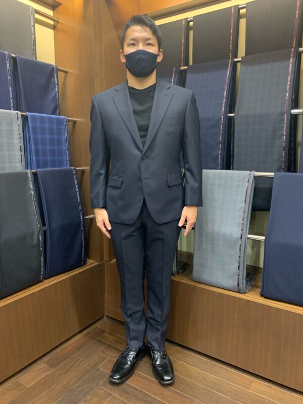 細身を活かしたシルエットのリクルートスーツ-東京駅新丸ビル店スーツ 