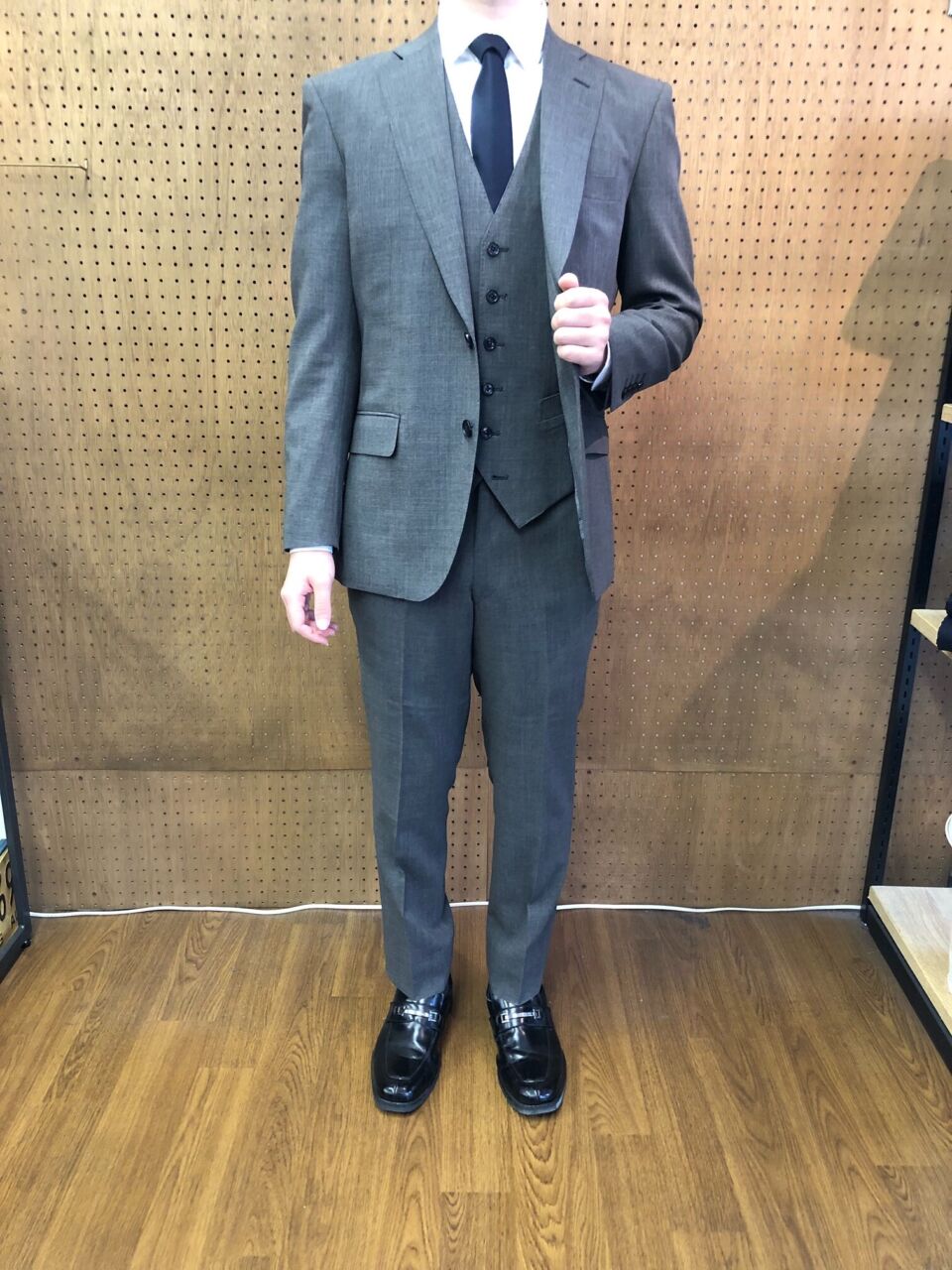 シングルスリーピースのライトグレー無地スーツ-神田・秋葉原店スーツ
