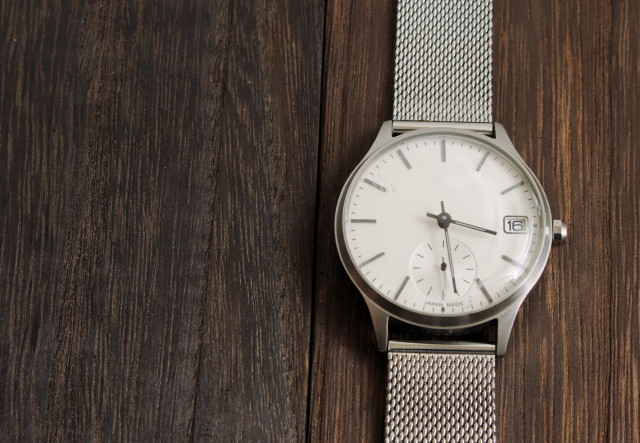 スーツでの腕時計ベルトは「革」か「金属」がベターな理由