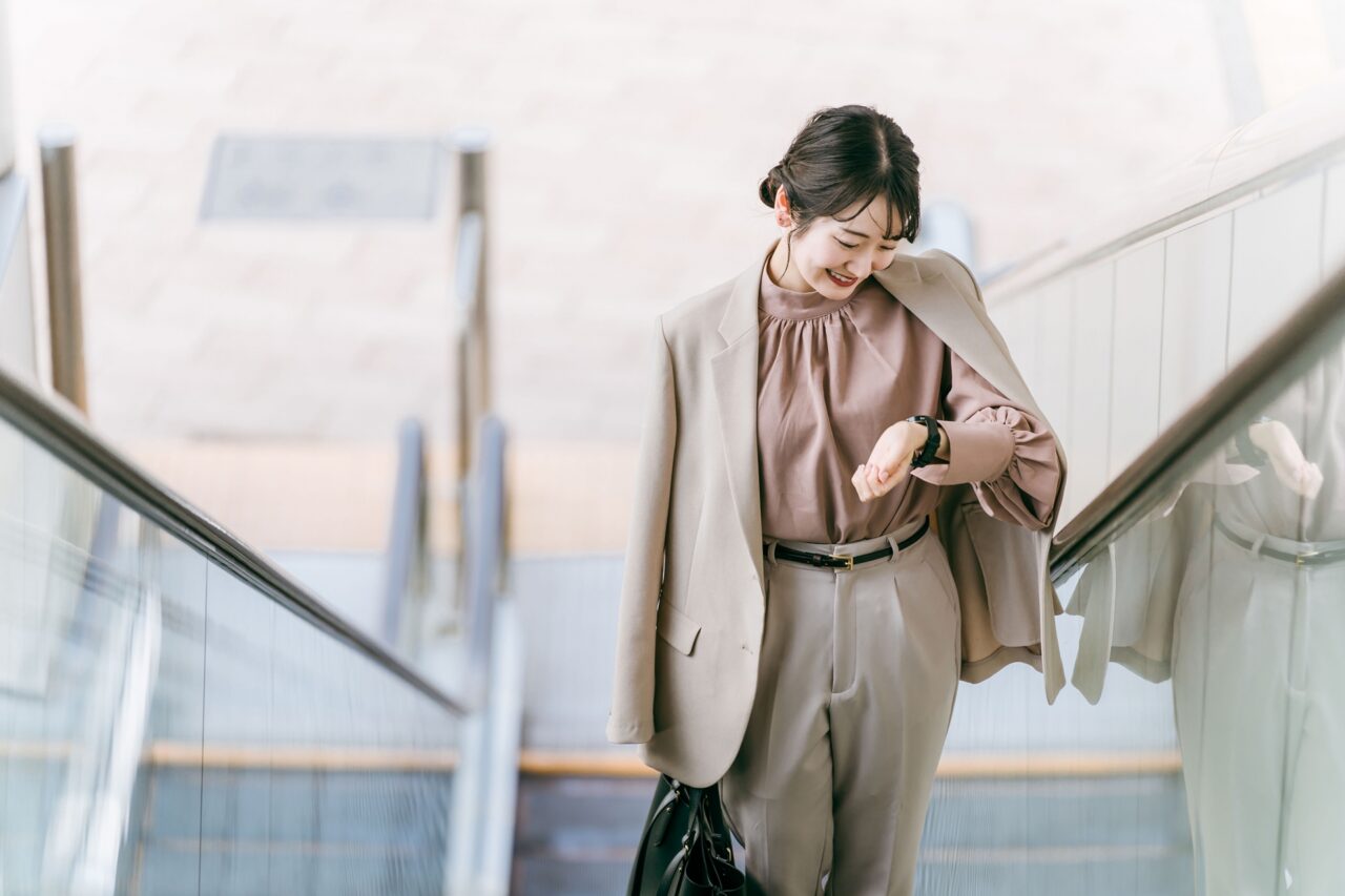 レディーススーツの腕時計はビジネスマナー視点で選ぶ。NGな行動も紹介のアイキャッチ画像