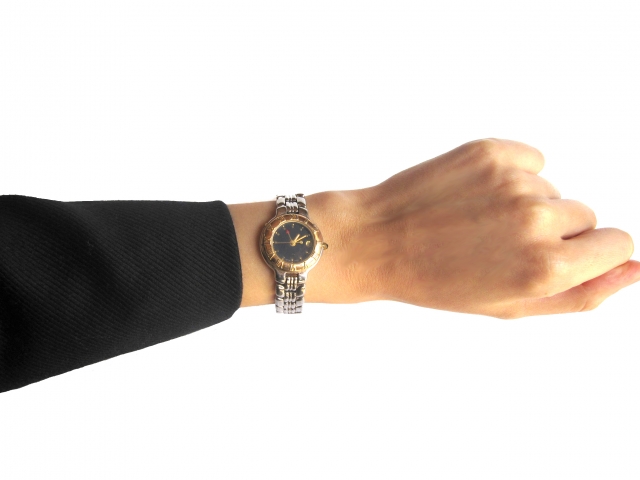 スーツの腕時計ケースサイズは「華奢」なものが上品な理由