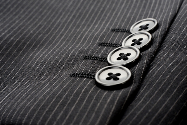 【2023年最新】スーツにおけるボタンについてスーツの専門家が徹底解説！ボタンの種類から留め方まで一挙にご紹介！のアイキャッチ画像