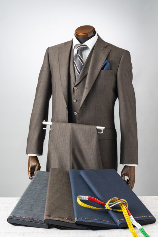 スーツのラペルとは?襟元で好印象を与える方法を紹介!のアイキャッチ画像