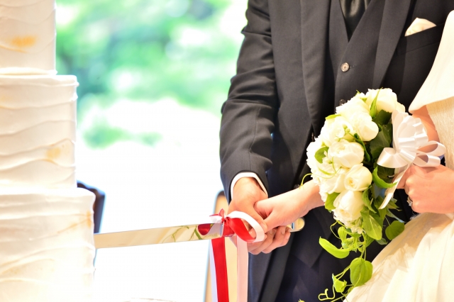 女性が結婚式にスーツで参加するのはあり！相応しいコーデやNGな ...