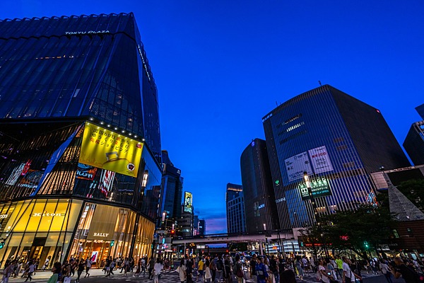 今の時代、白髪もファッション！？年齢を感じさせないおしゃれヘアをご紹介。のアイキャッチ画像