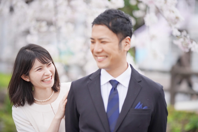 レディーススーツの結婚式での着こなし術・女性のお呼ばれシーンでのドレスコードとは？のアイキャッチ画像