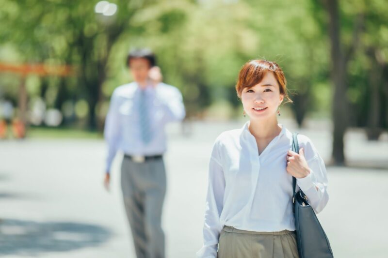 派手すぎず大人っぽい！秋のビジネスコーデ×柄シャツのアイキャッチ画像