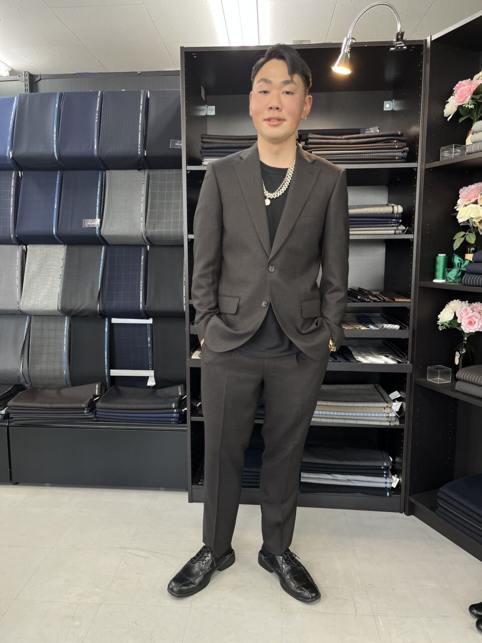 個性溢れるスタイリングで着こなすブラウン-吉祥寺店スーツ