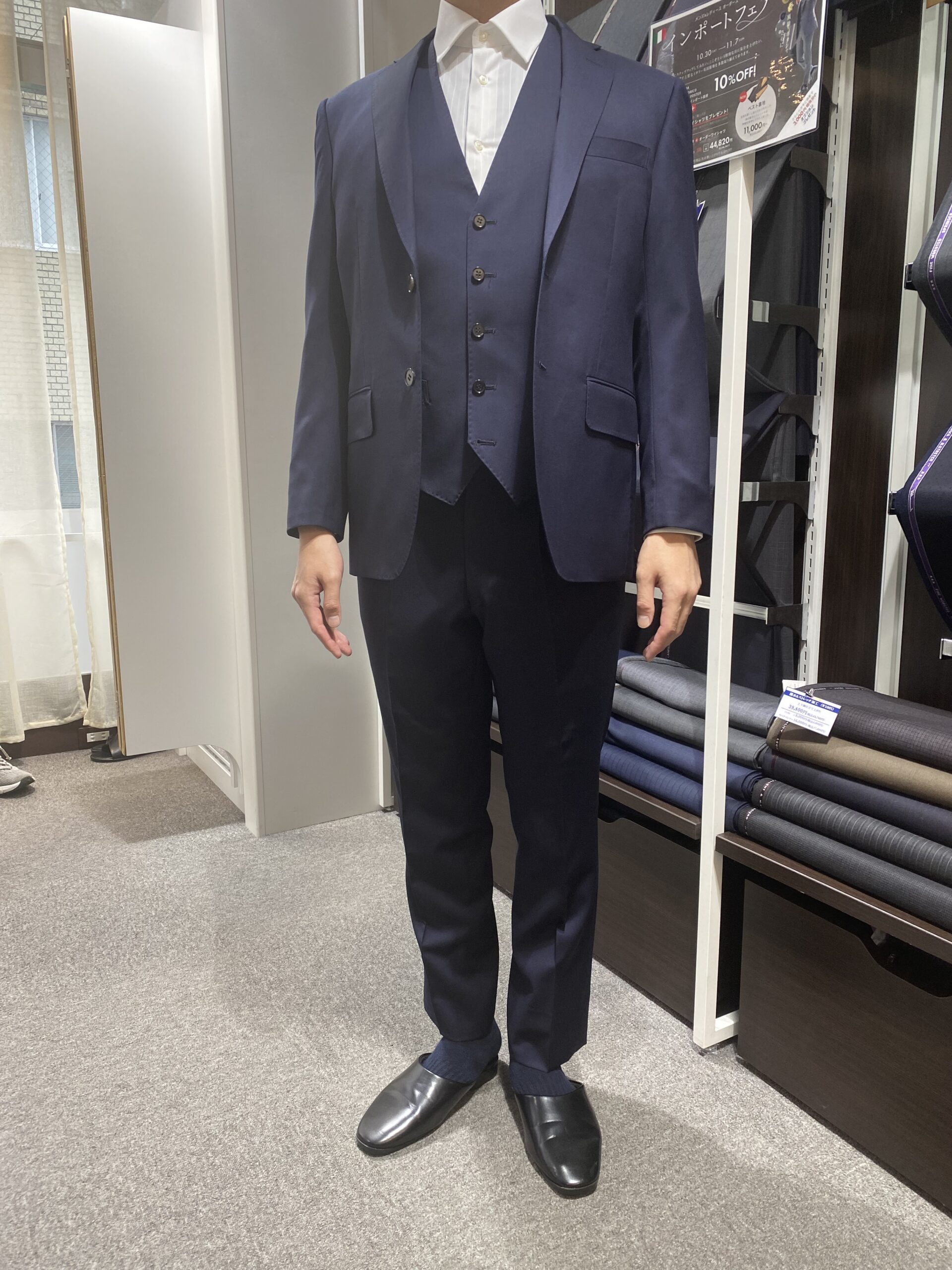 光沢感が高級さを演出するコラボスーツに-広島並木通り店スーツ 