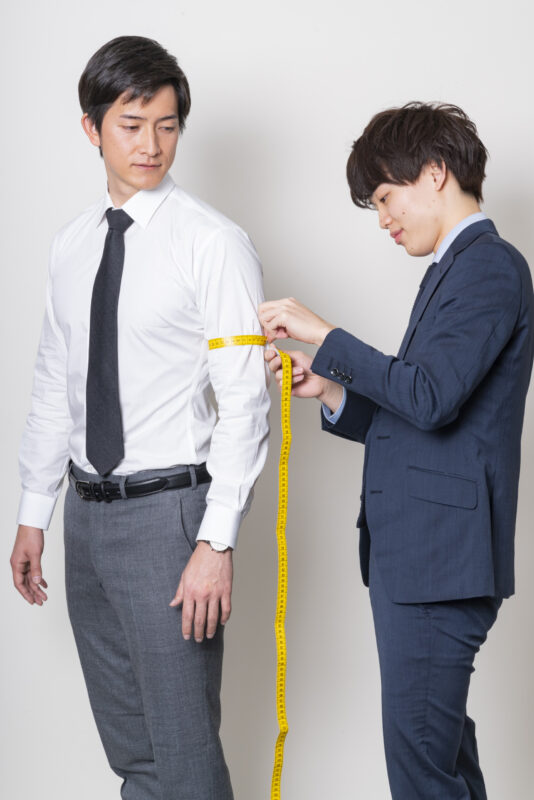 スーツの基本！すぐに実践できる、簡単で綺麗な形をつくるネクタイの結び方を解説のアイキャッチ画像