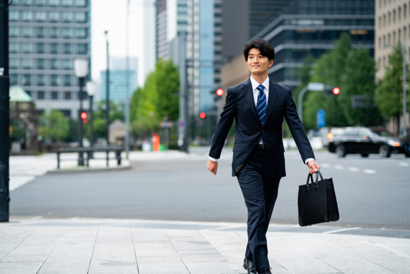 【スーツ 入学式】入学式スーツの着こなし。品格ある装いと式典マナーのアイキャッチ画像