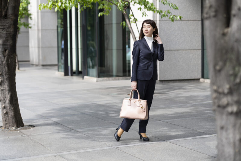 冬の寒さを乗り切ろう！女性のスーツの寒さ対策をご紹介のアイキャッチ画像