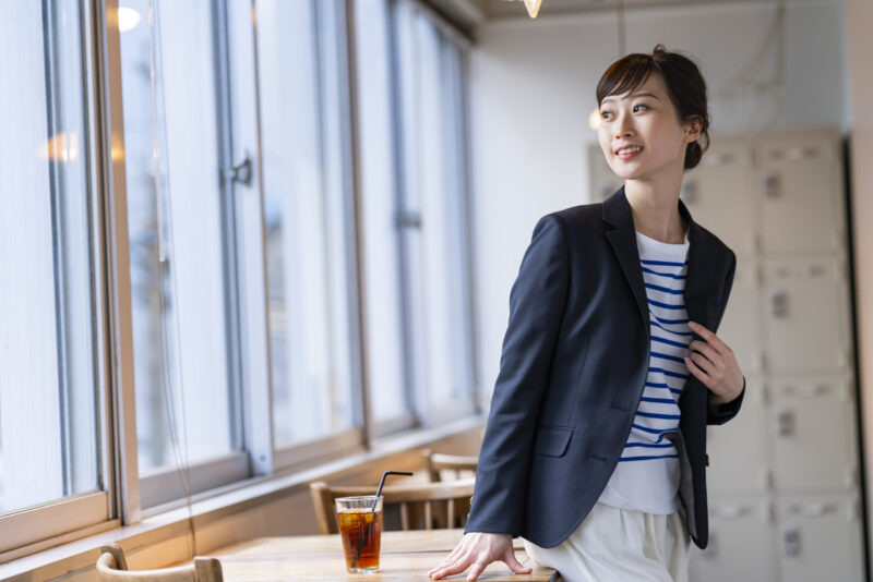 夏のキレイめスーツコーデをご紹介。大人の女性におすすめのアイテムと ...