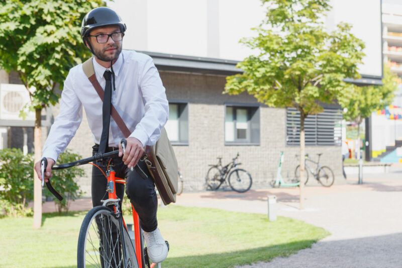 スーツで自転車通勤をしたい？自転車通勤の注意点と準備すべき通勤アイテムをご紹介！のアイキャッチ画像