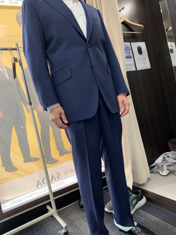 ライトネイビースーツでさわやかな一着-大阪谷町店スーツコレクション 