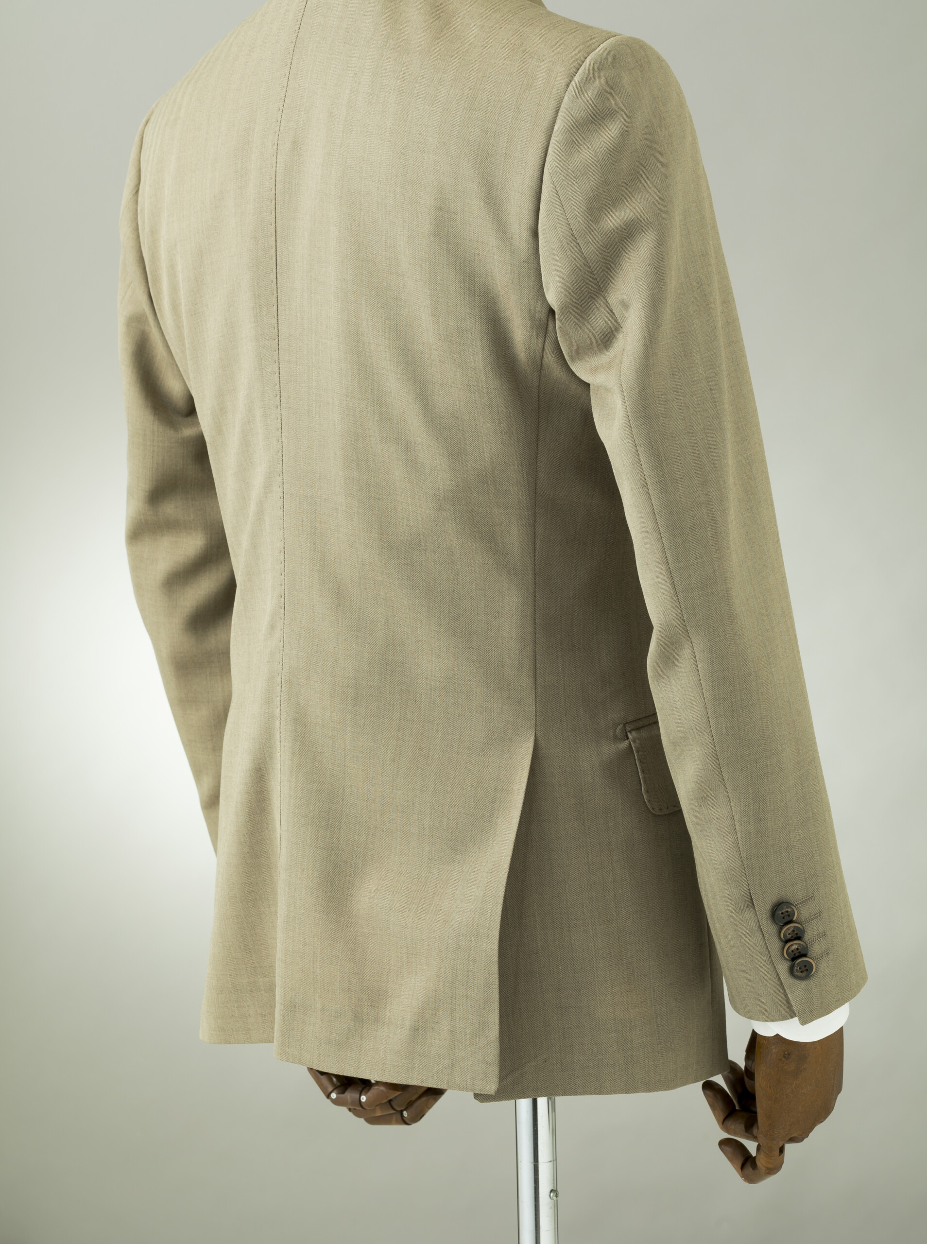スーツスタイルのかっこいい後ろ姿は襟、ジャケット、パンツで決まる。のアイキャッチ画像