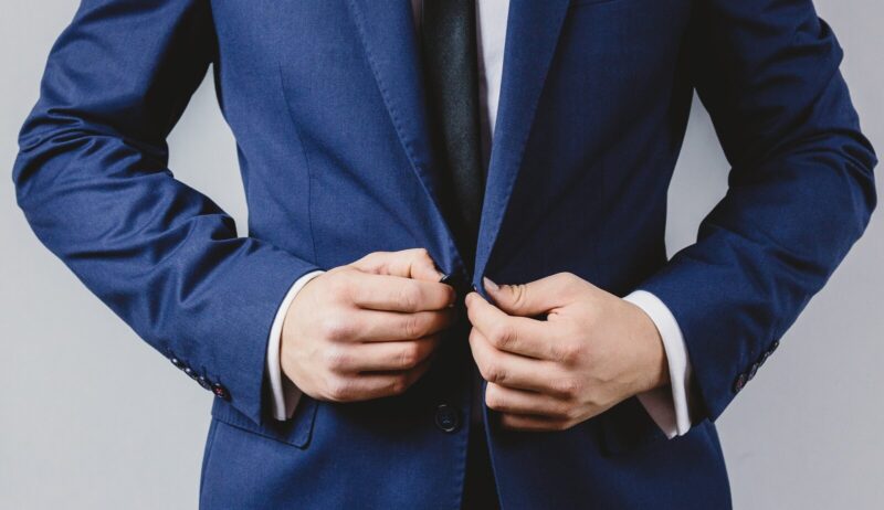個性あふれる青スーツに合わせるネクタイとは？おすすめの色柄をご紹介します！のアイキャッチ画像