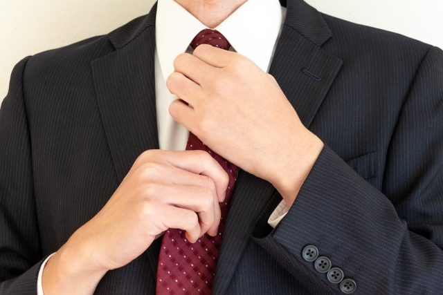 卒園式で着るスーツに似合うネクタイの色柄