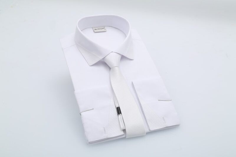 ビジネススーツに合う白いワイシャツの選び方と着こなし方とは?+ビジネスの王道! 白いワイシャツの選び方と着こなし方は?のアイキャッチ画像