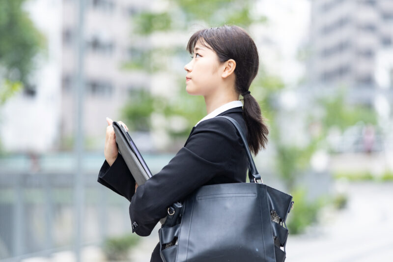 【スーツ 入学式】入学式スーツの着こなし。品格ある装いと式典マナーのアイキャッチ画像