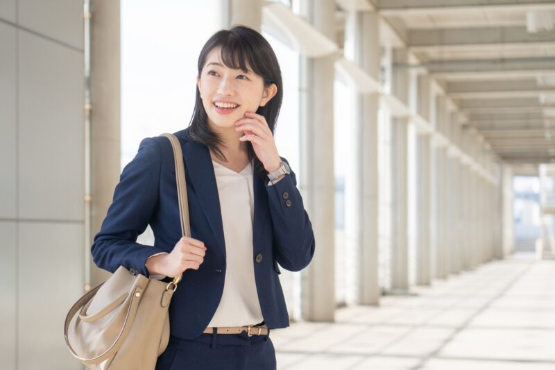 暑い夏を快適に過ごす夏用スーツの選び方のポイントやおしゃれに着こなす方法を徹底解説！のアイキャッチ画像