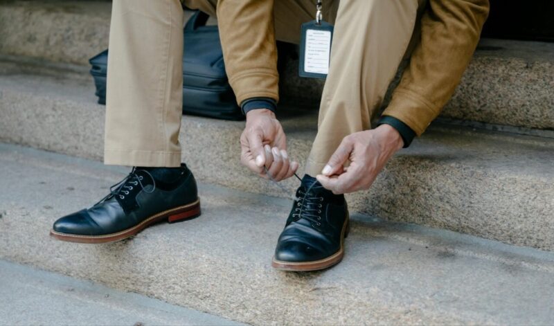 スーツのスラックスの丈・裾の長さはお洒落とビジネスで使い分ける！のアイキャッチ画像