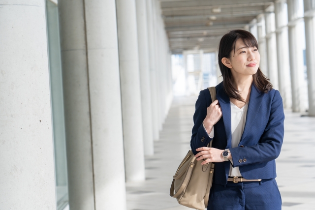 ネイビースーツは女性にもおすすめ!シャツやインナーの選び方