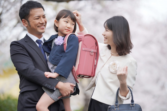 夏の結婚式でのマナーとは？快適なスタイルでオシャレに着こなそう！のアイキャッチ画像