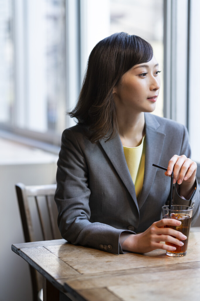 ノーカラースーツは大人の女性に必須アイテム!?襟なしジャケットが