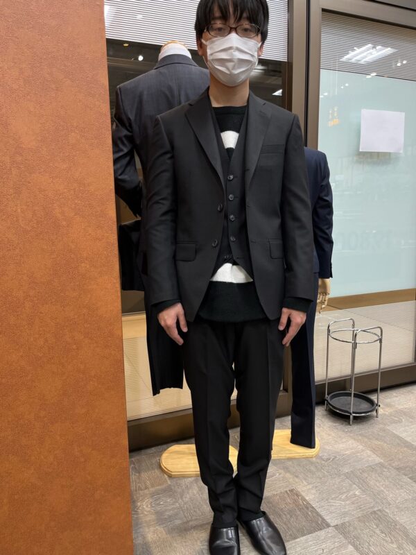 [アーカイブ] 黒地がシックなスリーピーススーツのアイキャッチ画像