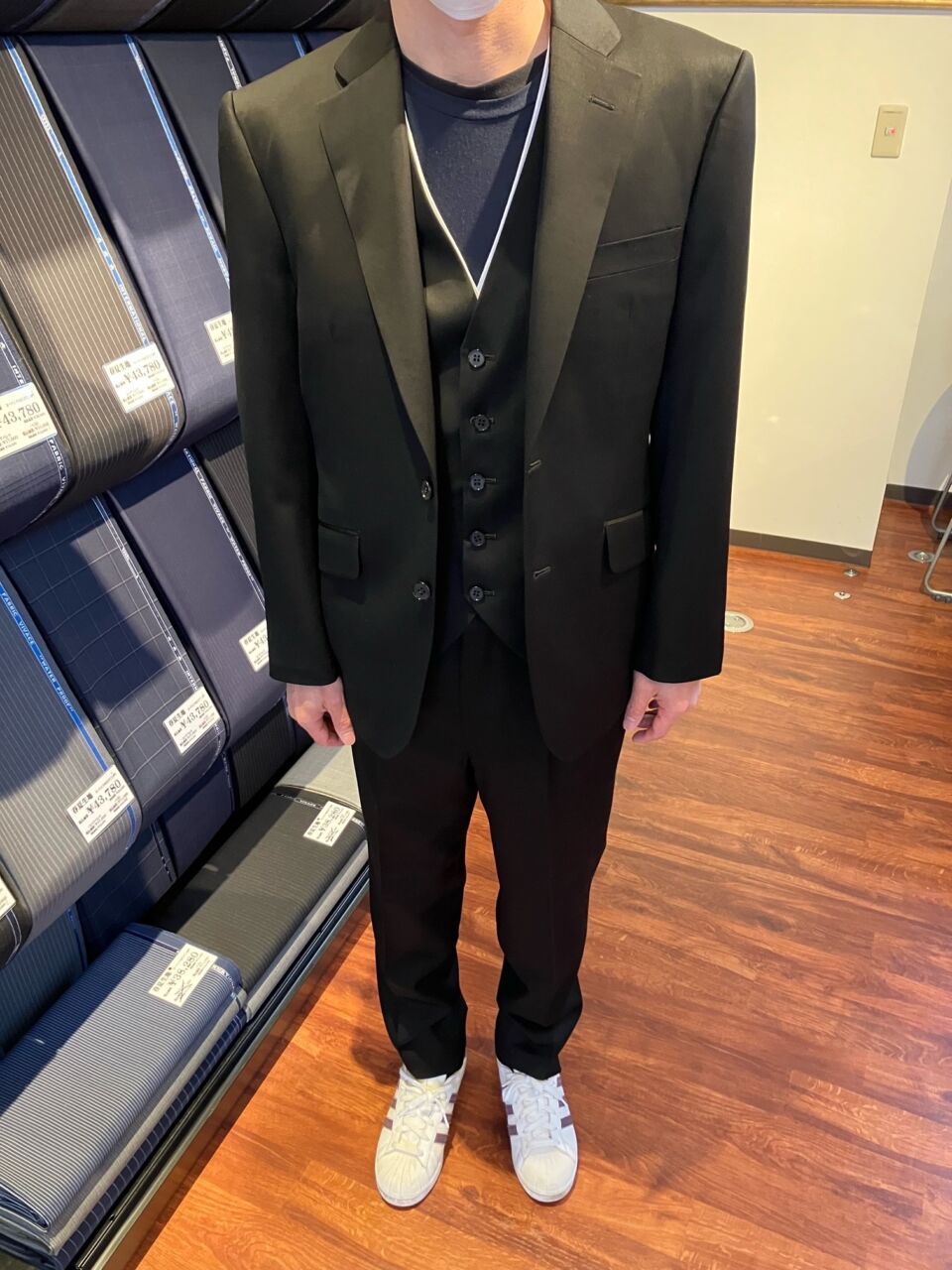 結婚式を華やかにする白衿付きフォーマルスーツ-福島郡山店